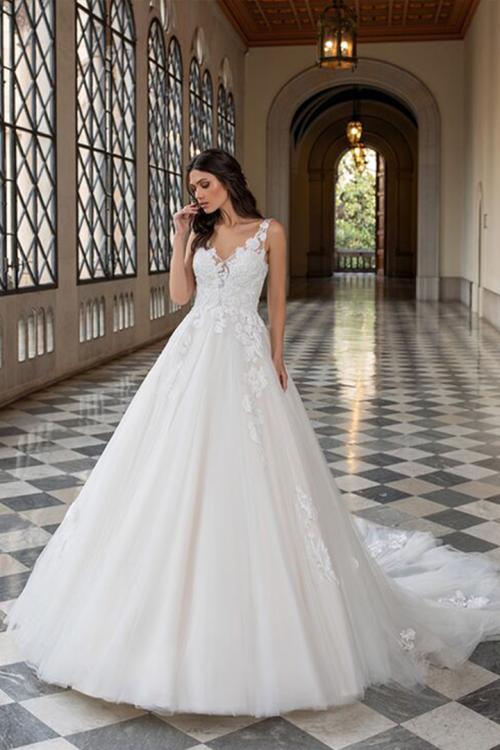  Ball Gown V-neck Sleeveless Lace Appliques Buttons Court Train Long Tulle Wedding Dresses