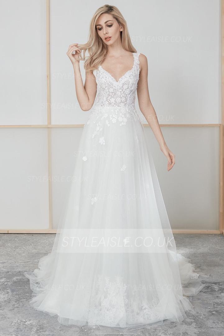  A-line Queen Anne Neck Sleeveless Lace Appliques Beading Court Train Long Tulle Wedding Dresses