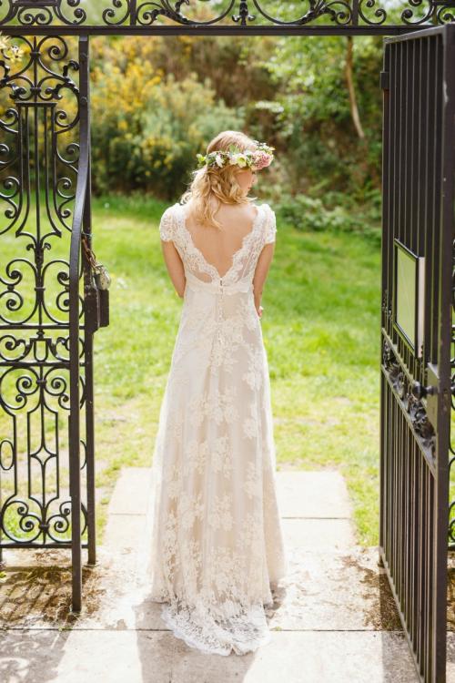 Boho Scoop Neck V Nack Empire Lace al over Wedding Dress with Cap Sleeves 