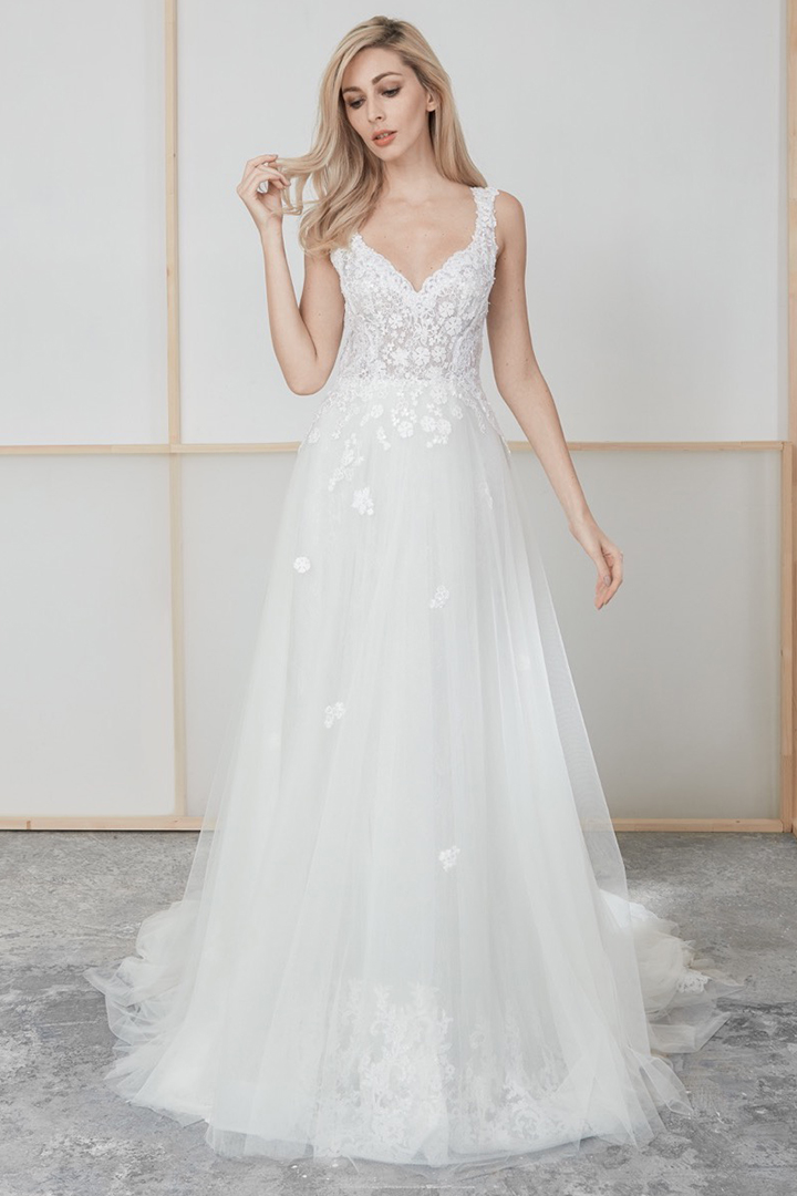 A-line Queen Anne Neck Sleeveless Lace Appliques Beading Court Train Long Tulle Wedding Dresses