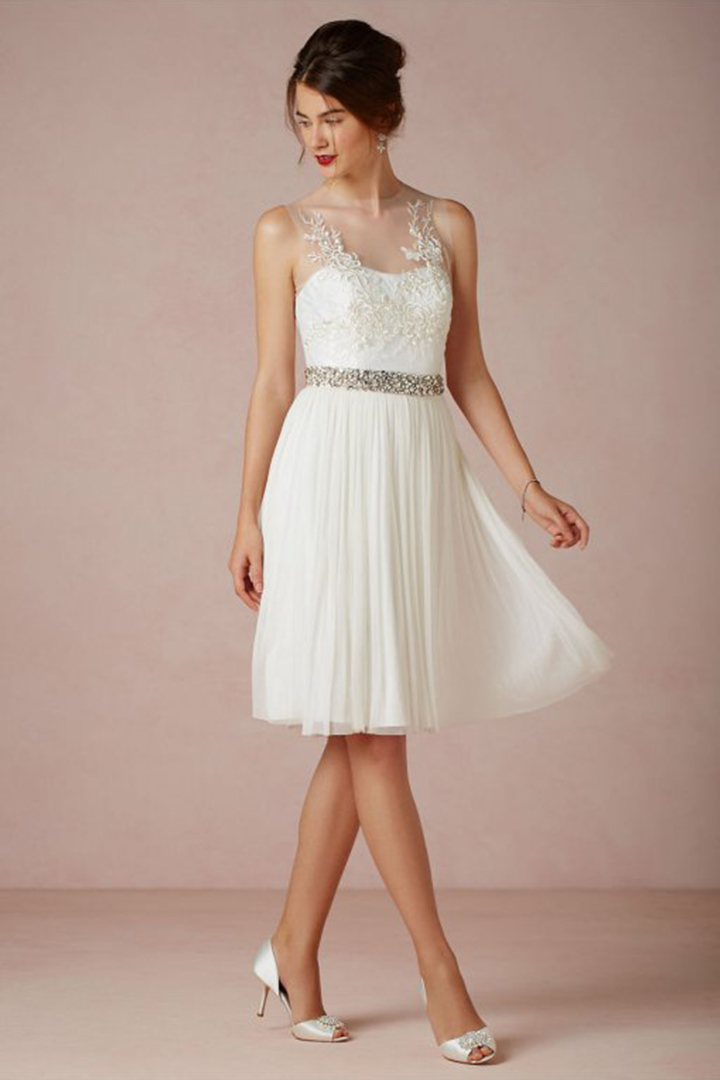 A-line Scoop Neckline Sleeveless Lace Appliques Top Empire Waist Knee-length Short Wedding Dresses with Beading Sash
