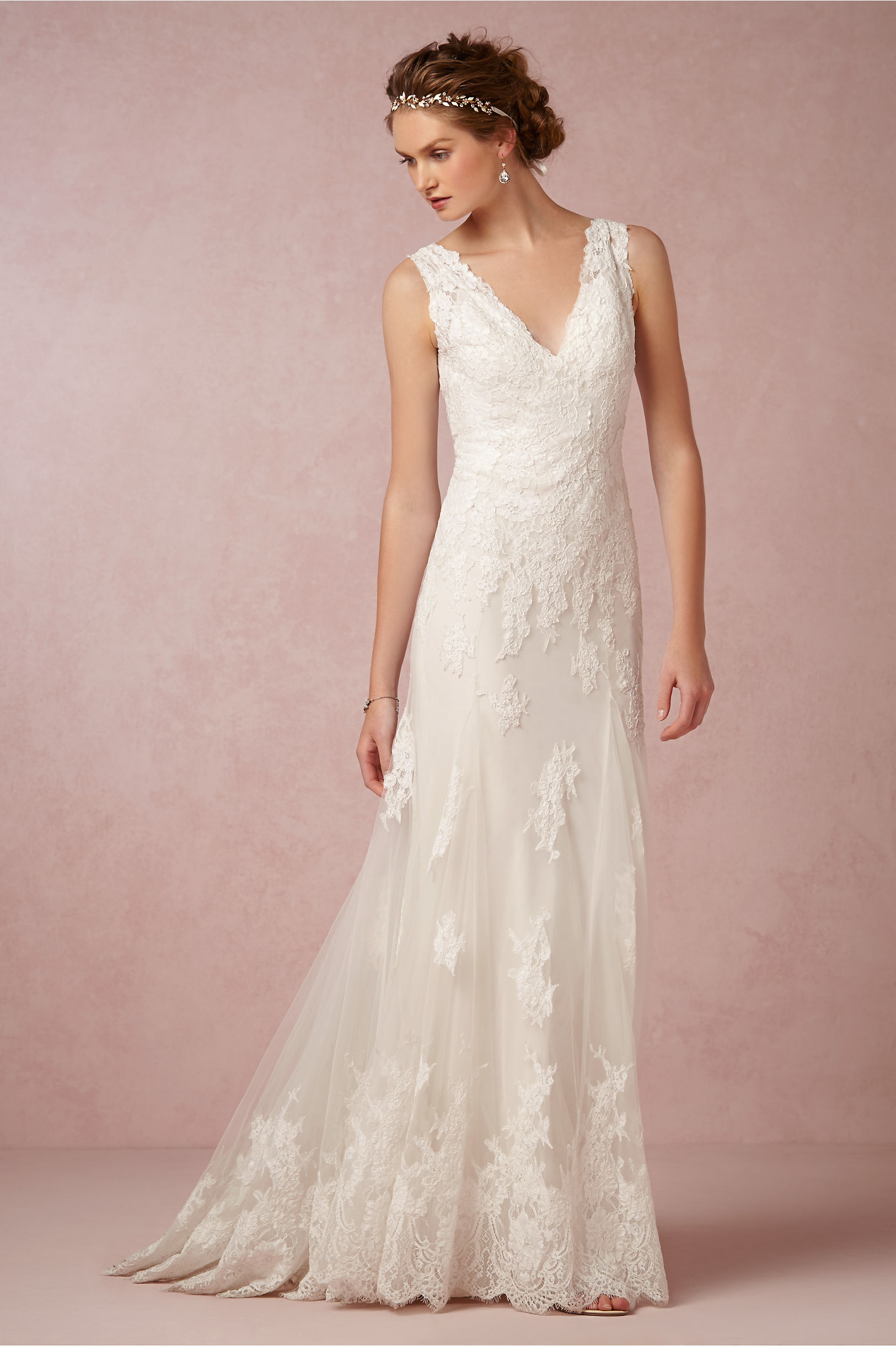 Sleeveless V Neck Lace Appliques A-line Tulle Wedding Dress
