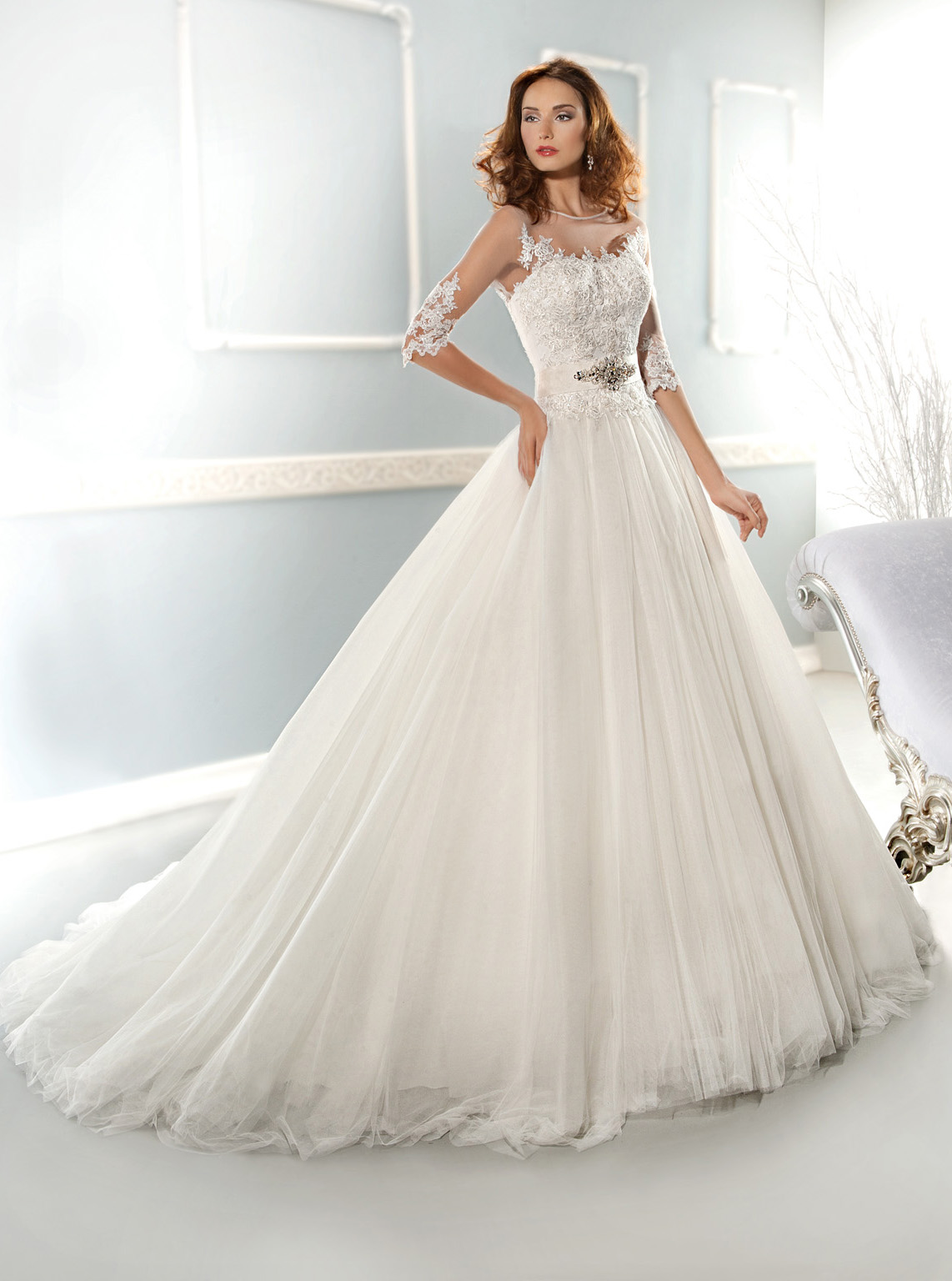Elegant Ball Gown Bateau Beading&Sequins Lace Chapel Train Tulle Wedding Dress